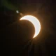 Eclipse solar parcial ocorre neste sábado (29), mas será quase invisível no Brasil