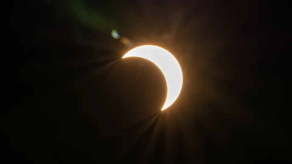 Eclipse solar parcial ocorre neste sábado (29), mas será quase invisível no Brasil