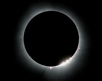 Eclipse solar total é registrado da Lua por missão da Firefly