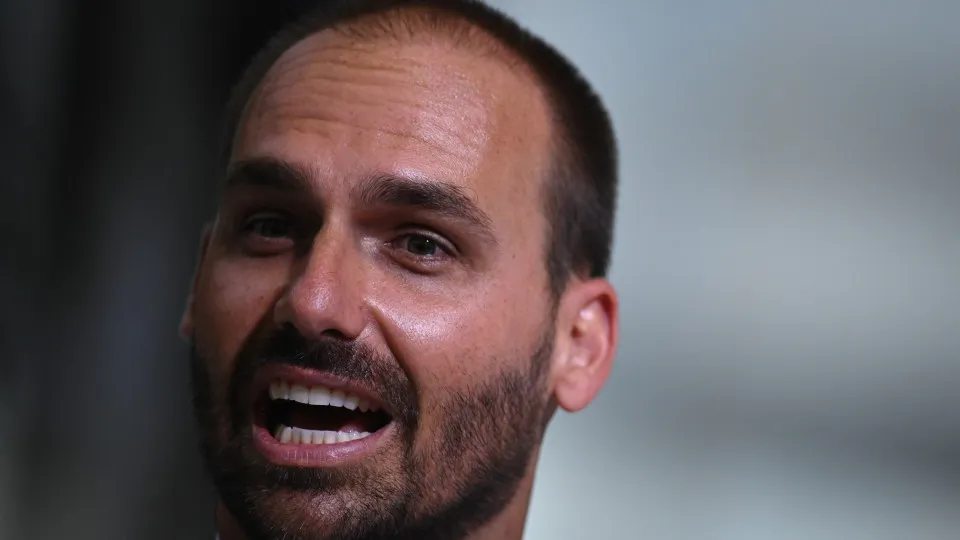 Eduardo Bolsonaro se licencia e diz que ficará nos EUA