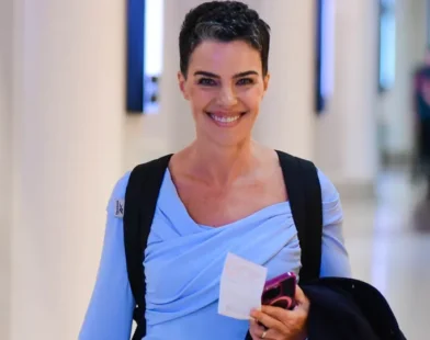 Em clique raro, Ana Paula Arósio é vista em aeroporto do Rio e tira foto com fãs