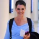 Em clique raro, Ana Paula Arósio é vista em aeroporto do Rio e tira foto com fãs