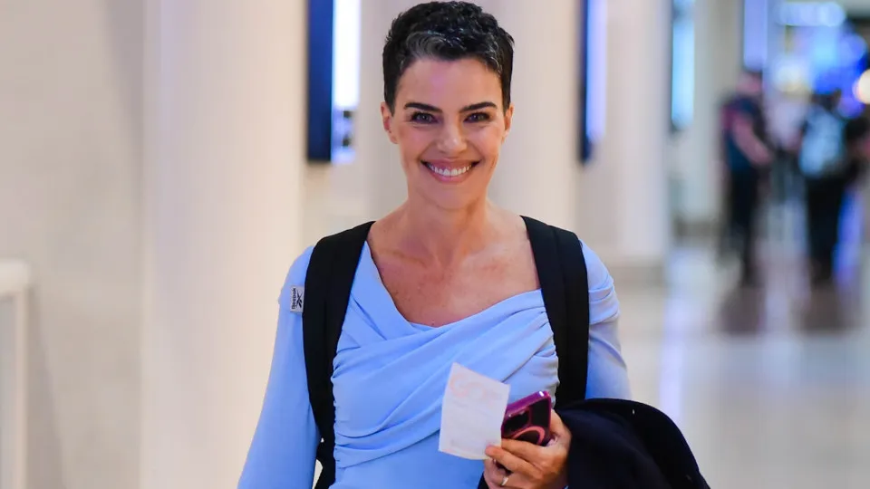 Em clique raro, Ana Paula Arósio é vista em aeroporto do Rio e tira foto com fãs