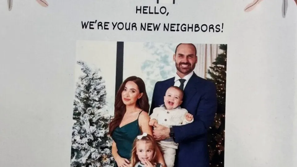 Esposa de Eduardo Bolsonaro apresenta família a "novos vizinhos" nos EUA