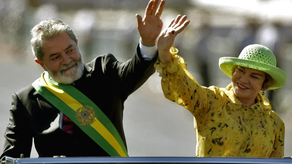 Fala sobre 'dona de casa' irrita filho de Lula com Marisa