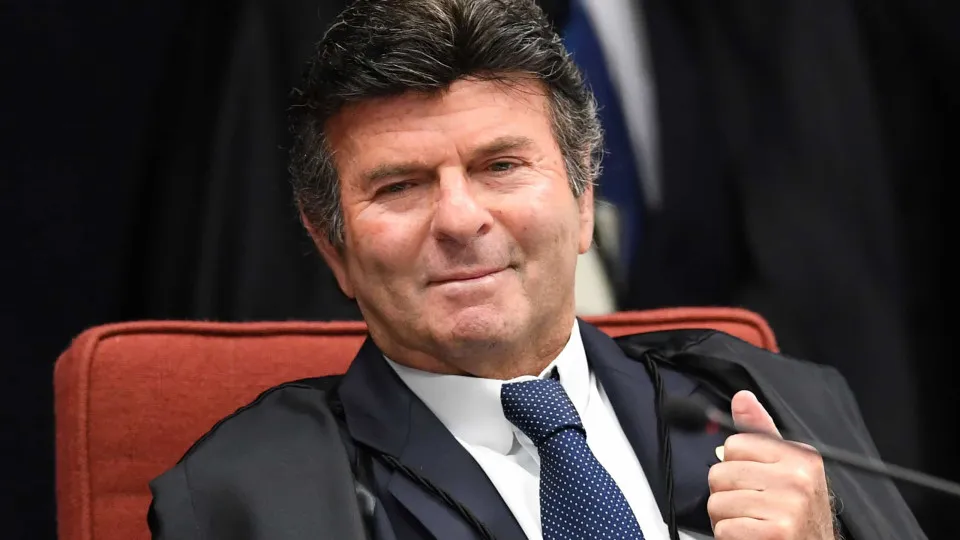 Fux diz que fará revisão de pena no caso Débora e que STF julga 8/1 sob violenta emoção