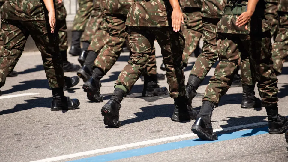 Governo Lula aumenta em 9% salário dos militares das Forças Armadas