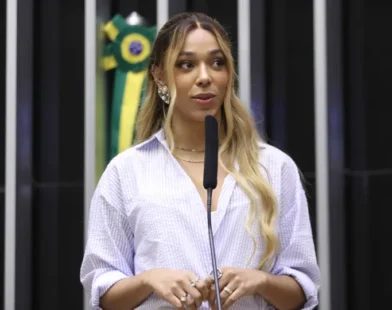 Governo Trump altera gênero de Erika Hilton em visto para os EUA