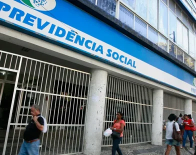 Governo suspende descontos de aposentados do INSS por tempo indeterminado