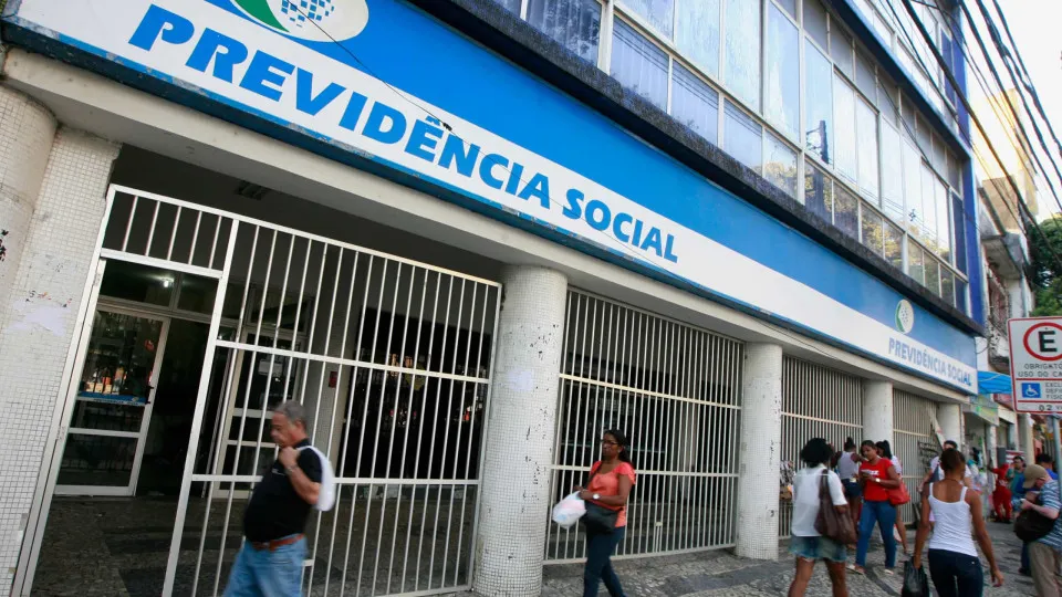 Governo suspende descontos de aposentados do INSS por tempo indeterminado