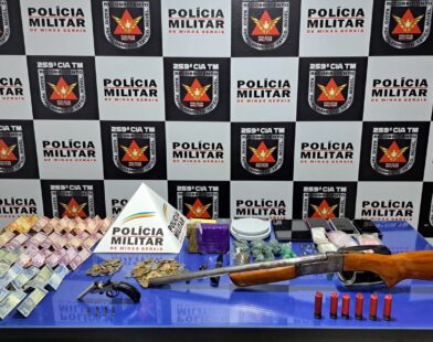 Grupo tenta correr ao ver polícia, mas acaba preso por tráfico de drogas e posse ilegal de armas, em Pirapora