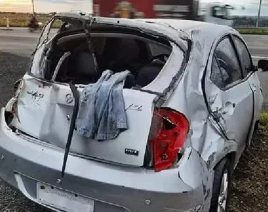 Homem ajuda vítima de capotamento e tem veículo furtado por motorista que socorria