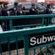 Homem morre no metrô de Nova York e é abusado e roubado após a morte