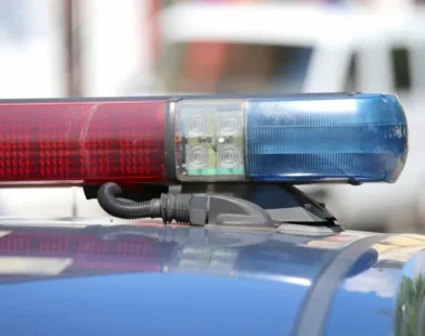 Homem persegue mulher até delegacia e é preso por quebrar medida protetiva