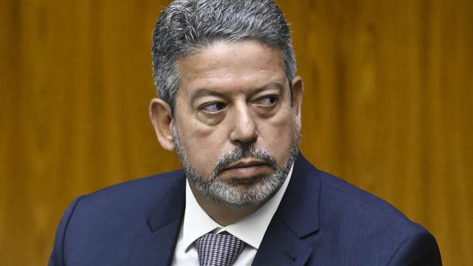 Hugo Motta anuncia Arthur Lira como relator do projeto que amplia isenção do IR