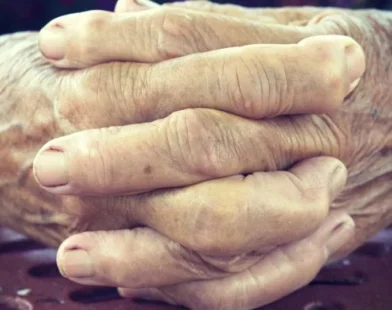 Idosa de 81 anos é presa sob suspeita de obrigar vítima a fazer saques e empréstimos no Rio