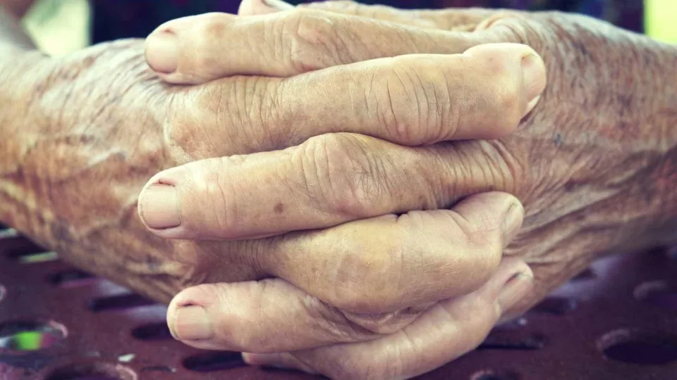 Idosa de 81 anos é presa sob suspeita de obrigar vítima a fazer saques e empréstimos no Rio