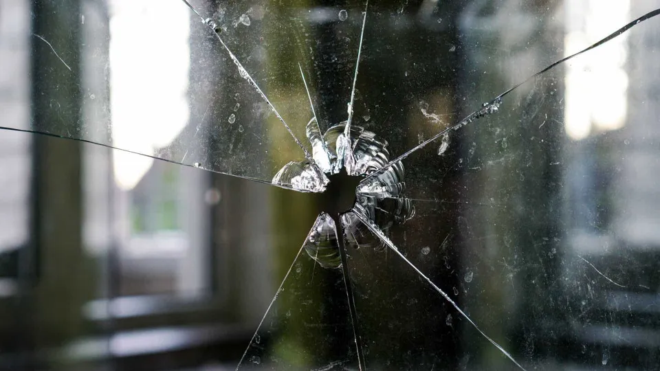 Idosa de 87 anos é baleada dentro de casa durante confronto em Salvador