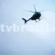 Idosa é resgatada por helicóptero da PM após cair em buraco em trilha em São Roque