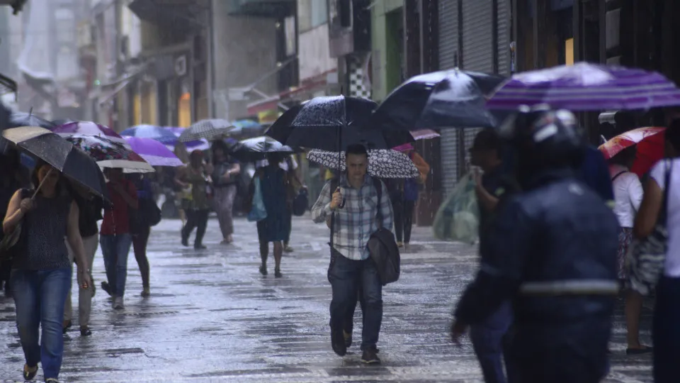 Inmet emite alerta de grande perigo para temporais em 100 cidades de SP e RJ