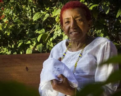 Internada após mal súbito, Leci Brandão ganha previsão de alta: 'Passa bem'