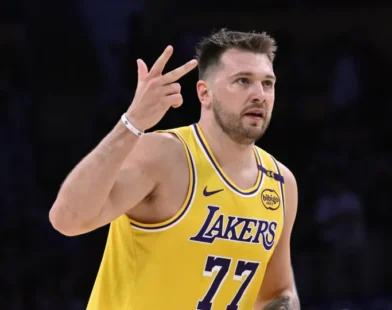 Já classificado aos playoffs, Lakers recebem o Rockets; veja destaques da TV