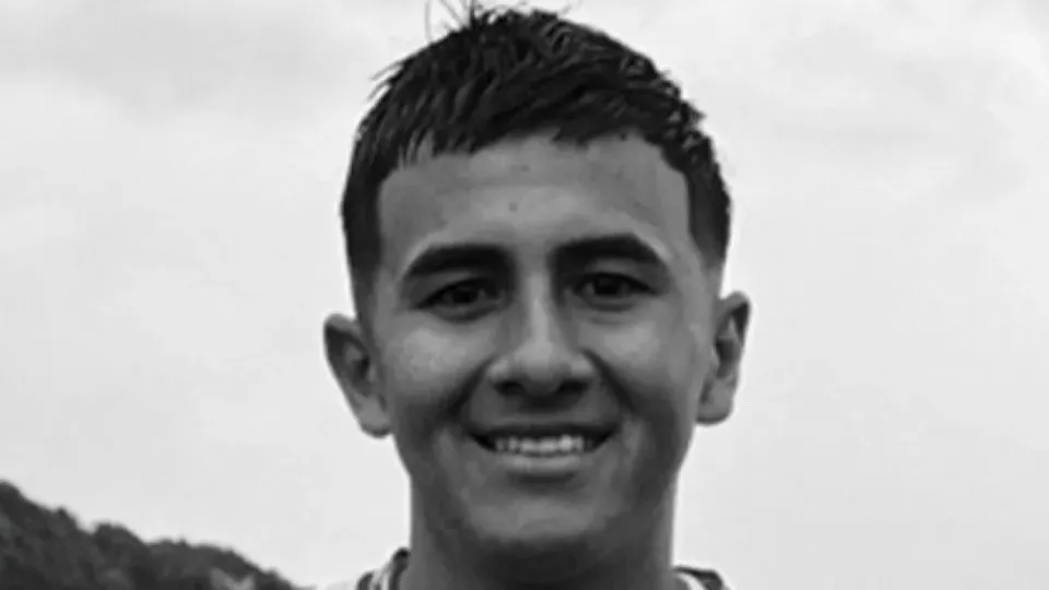 Jogador de 21 anos morre após choque feio com goleiro rival