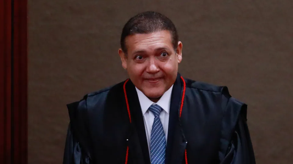 Kassio interrompe julgamento de Zambelli; STF tem 5 votos para condenação e perda de mandato