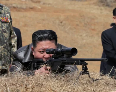 Kim Jong-un visita soldados e dispara rifle de precisão