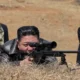 Kim Jong-un visita soldados e dispara rifle de precisão