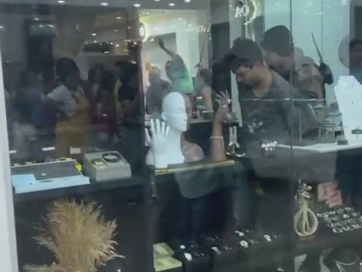 Ladrão 'homem-aranha' desce de teto usando corda para furtar joalheria de shopping em MG | Centro-Oeste