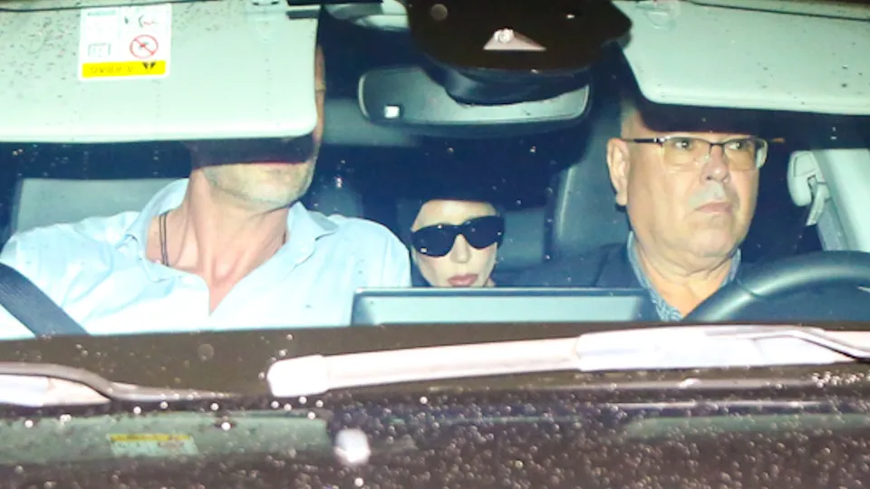 Lady Gaga chega ao Rio e provoca correria de fãs na porta de hotel