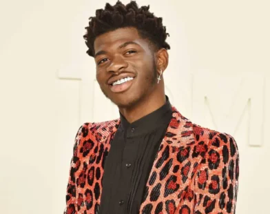Lil nas X fica com rosto paralisado e vai ao hospital