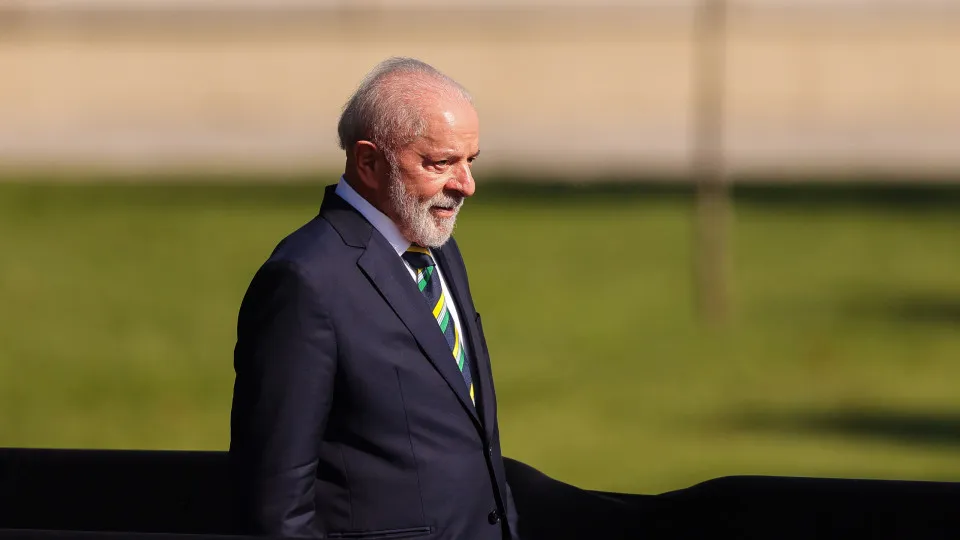 Lula deve embarcar na quinta-feira para funeral do papa com Janja, Motta, Alcolumbre e Barroso