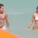 MC Daniel e Jade Picon se encontram em praia do Rio; fotos