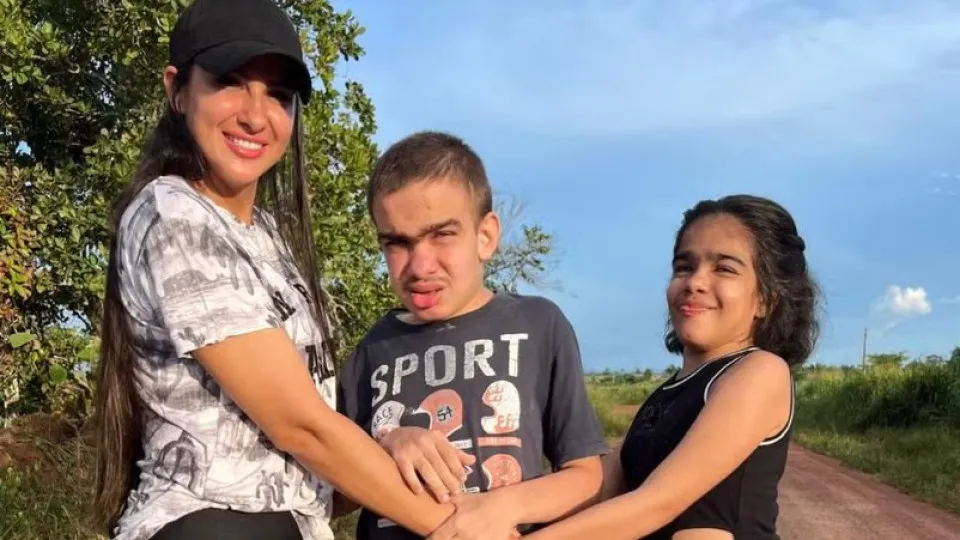 Mãe compartilha rotina com filhos que têm "Alzheimer infantil"