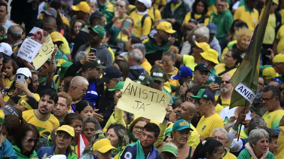 Manifestantes se reúnem na Paulista, e Bolsonaro se encontra com 7 governadores