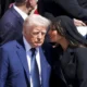 Melania salva Trump de ‘incidente diplomático’ durante velório do Papa