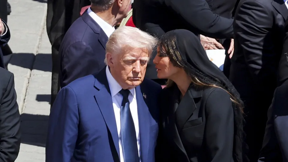 Melania salva Trump de ‘incidente diplomático’ durante velório do Papa