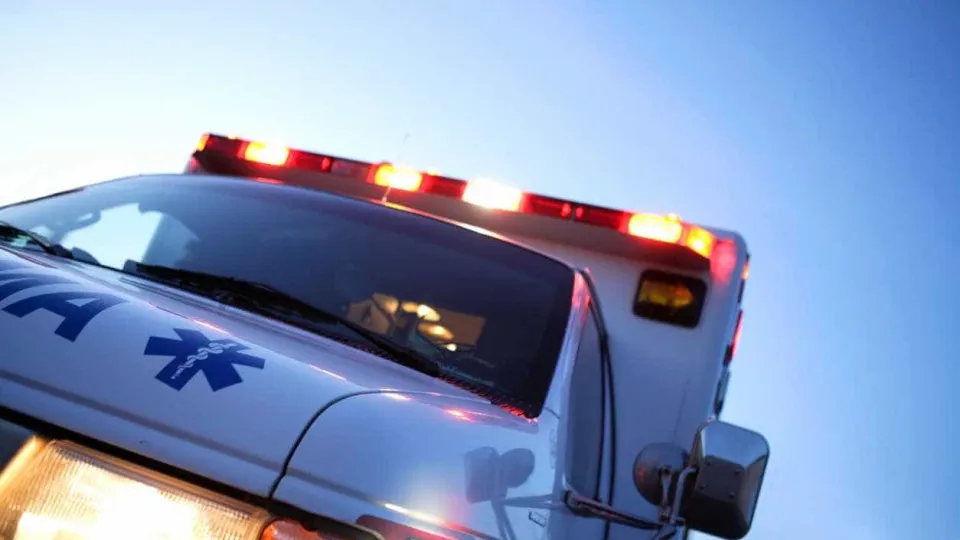 Menina morre atingida por hélice de lancha em praia de AL; pai fica ferido