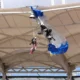 Momento de terror: paraquedista fica preso em cobertura de estádio
