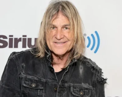 Morre Mike Peters, vocalista da banda de rock The Alarm, aos 66 anos