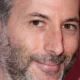 Morre o cineasta Jeff Baena, marido da atriz Aubrey Plaza, aos 47 anos