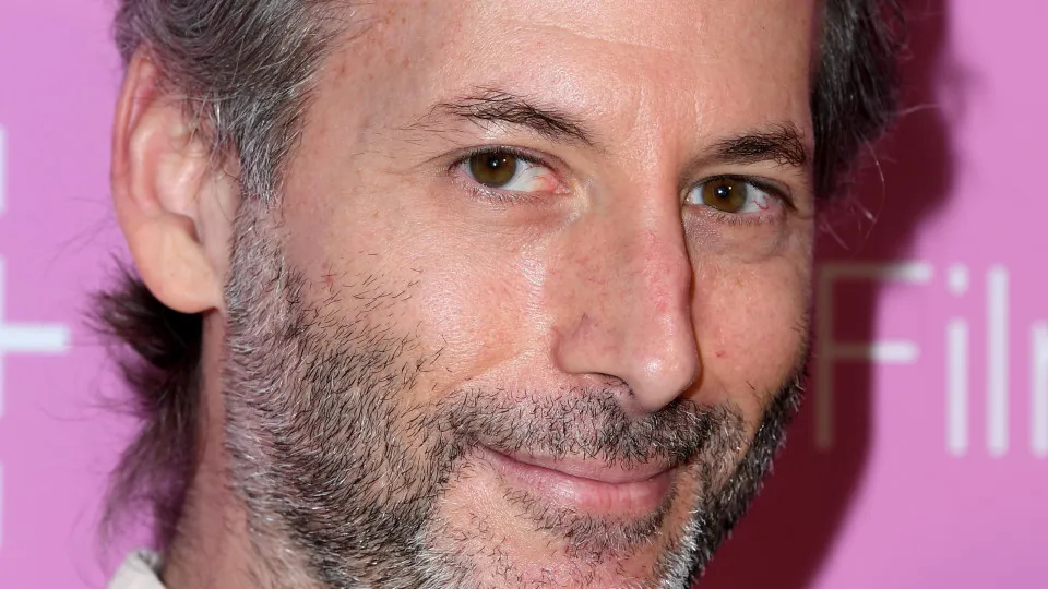 Morre o cineasta Jeff Baena, marido da atriz Aubrey Plaza, aos 47 anos