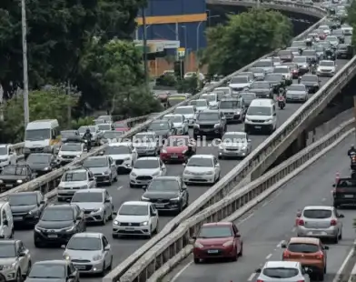 Motoristas enfrentam congestionamentos na volta a São Paulo nesta segunda (21)