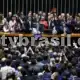 Motta costura apoio de partidos para adiar decisão sobre anistia e isolar PL de Bolsonaro