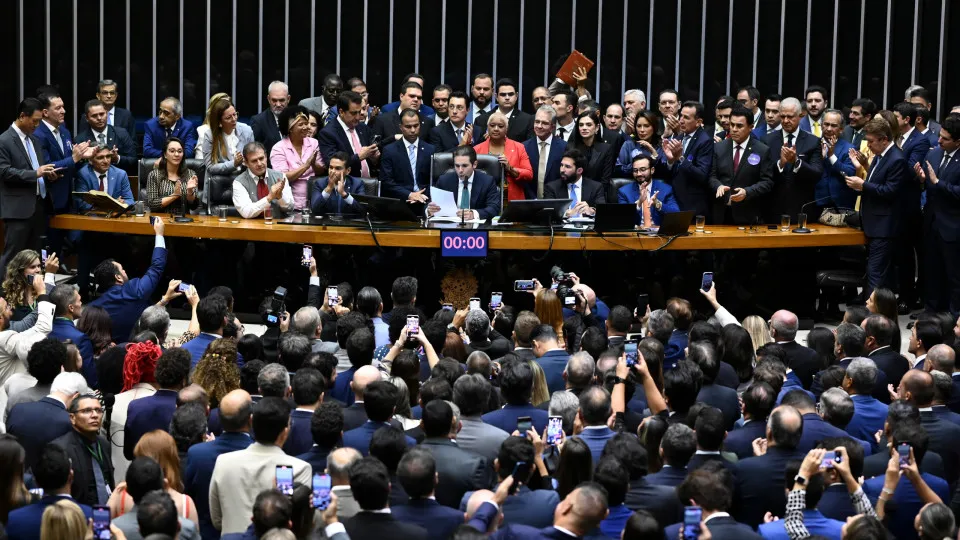 Motta costura apoio de partidos para adiar decisão sobre anistia e isolar PL de Bolsonaro