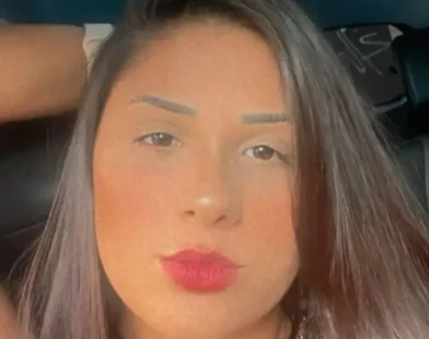 Mulher filmada agredindo casal gay em padaria vira ré em caso de golpe em SC