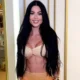Namorada de Belo exibe tatuagem íntima de biquíni e chama a atenção