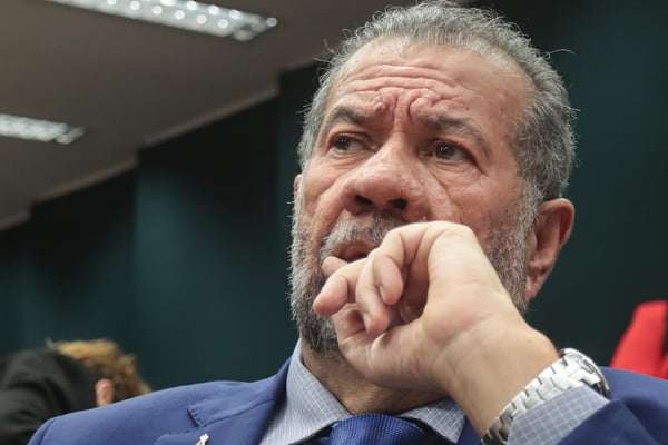 “Nunca me escondi”, diz Lupi a parlamentares sobre fraude no INSS